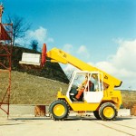 1977 – the launch of the 520 telescopic handler revolutionised the placing and handling of loads