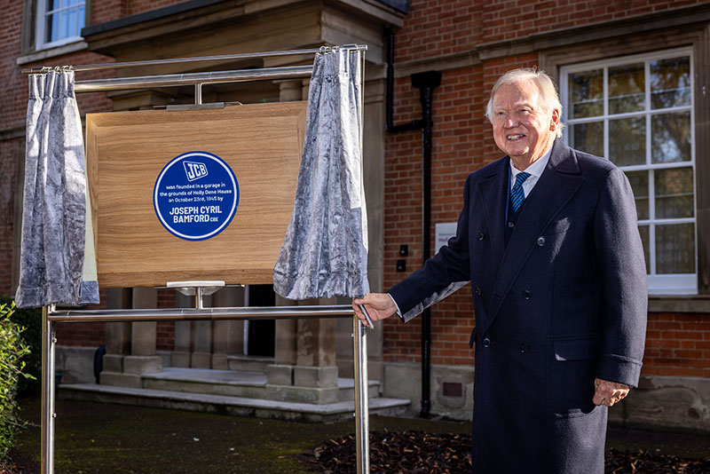 Lord Bamford unveiling plaque