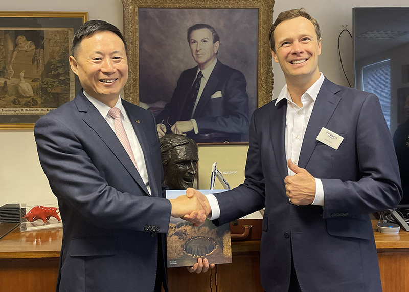 Mr Ming XU (senior VP, SANY) and Alexander Scott (CEO of T H WHITE Group)