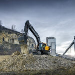 Hyundai unveils new 30-tonne crawler excavator Hyundai 30-tonne excavator on construction site
