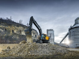 Hyundai unveils new 30-tonne crawler excavator Hyundai 30-tonne excavator on construction site