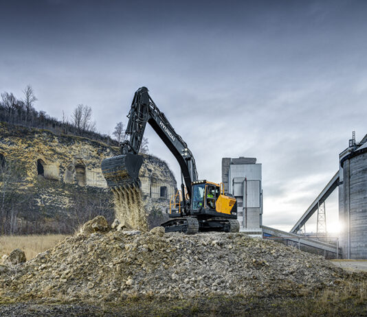 Hyundai unveils new 30-tonne crawler excavator Hyundai 30-tonne excavator on construction site