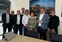 Ernest Doe & Sons joins CASE Construction Equipment’s UK dealer network CASE Construction and Ernest Doe and Sons Ltd teams celebrate new partnership