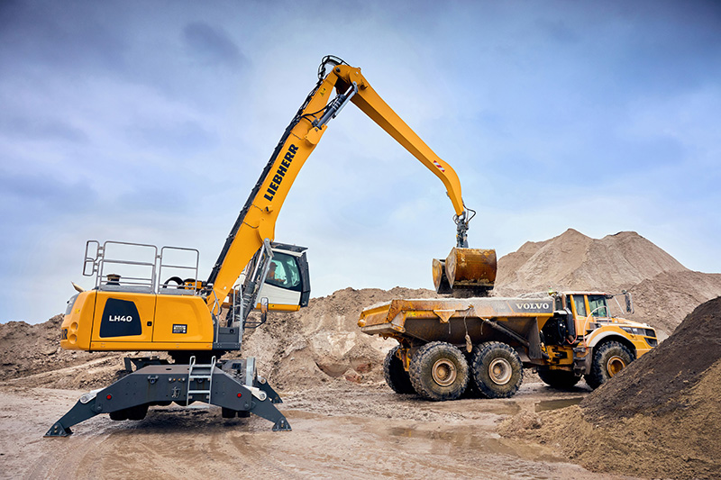 A Liebherr material handler and Volvo articulated hauler from the SER fleet.