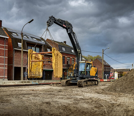 Hyundai unveils new 22-tonne crawler excavator Hyundai HX210L