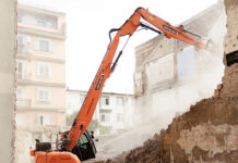 Tuff task: demolition excavator takes down historic building in Italy Building being demolished in Italy